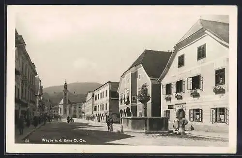 AK Weyer a. d. Enns, Strassenpartie mit Kirche und Brunnen