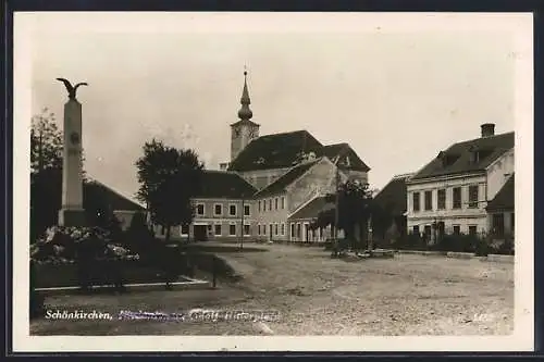 AK Schönkirchen,  Platz mit Denkmal