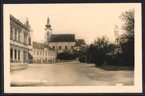 AK Wolkersdorf, Strassenpartie mit Kirchblick