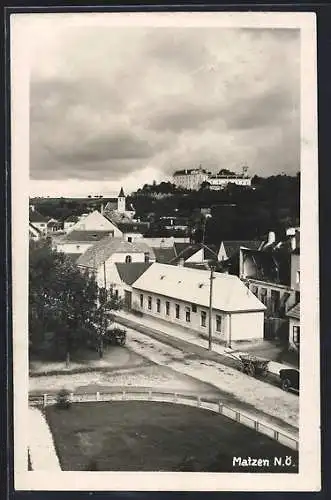 AK Matzen /N. Ö., Strassenpartie mit Blick zum Schloss