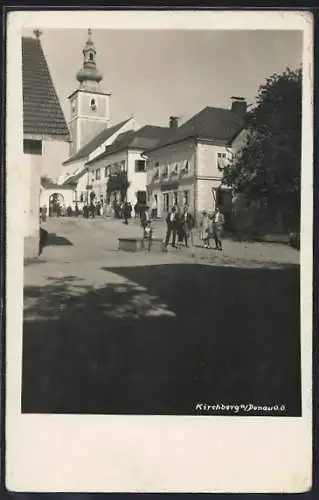 AK Kirchberg a. Donau, Strassenpartie am Brunnen, Blick zur Kirche