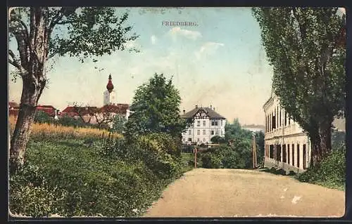 AK Friedberg, Strassenpartie mit Blick auf Häuser und Kirche