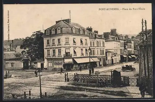 AK Pont-Audemer, Place du Pot d`Étain avec bâtiments historiques et rue animée