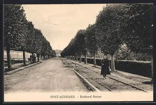 AK Pont-Audemer, Boulevard Pasteur avec allée d`arbres et passants