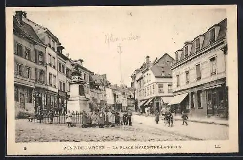 AK Pont-de-l`Arche, La Place Hyacinthe-Langlois avec statue et passants