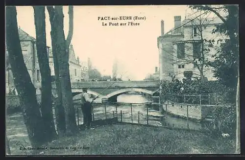 AK Pacy-sur-Eure, Le Pont sur l`Eure et pêcheur au bord de la rivière