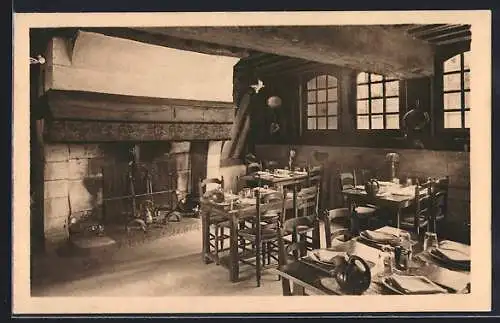 AK Pont-Audemer, Intérieur de l`Auberge du Vieux Puits avec cheminée rustique et tables dressées