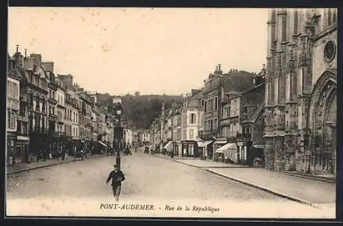 AK Pont-Audemer, Rue de la République animée avec église à droite