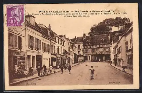 AK Ivry-la-Bataille, Rue Grande avec la Maison d`Henri IV et passants animés