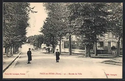 AK Pacy-sur-Eure, Entrée de ville avec enfants sur la route