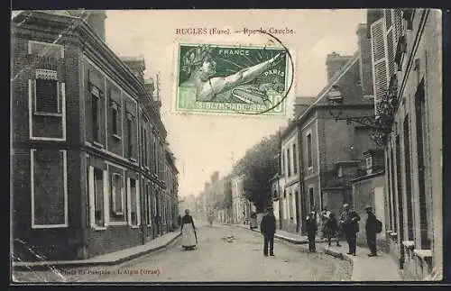 AK Rugles, Rue du Cauchois avec passants et bâtiments