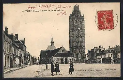 AK Verneuil, Place de la Madeleine avec église et habitants en promenade