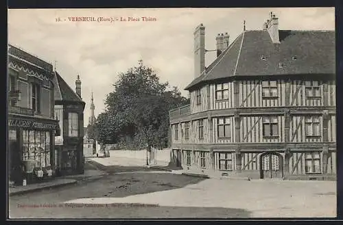 AK Verneuil, La Place Thiers avec bâtiments à colombages et rue commercante