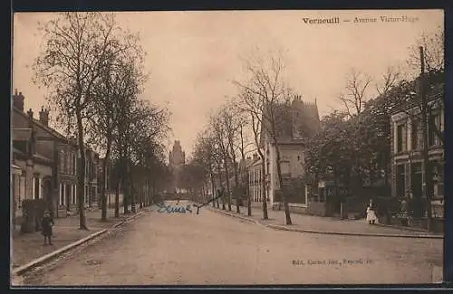 AK Verneuil, Avenue Victor-Hugo avec arbres et bâtiments en perspective