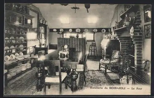 AK Bois-Joli, Intérieur de l`hostellerie avec cheminée et vaisselle décorative