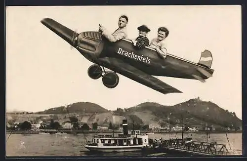 AK Drachenfels, Menschen in einem Flugzeug über dem Fluss