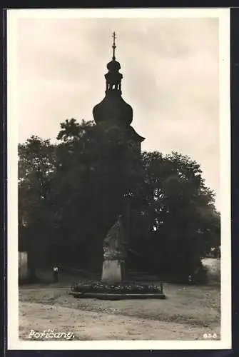 AK Porícany, Blick auf die Statue