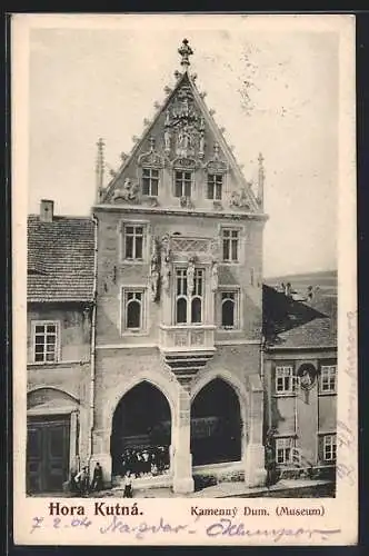 AK Kuttenberg-Kutna Hora, Kamenný Dum (Museum) Strassenansicht, Leute am Eingang