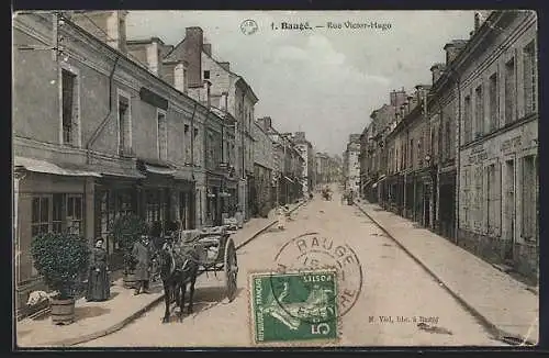 AK Baugé, Rue Victor-Hugo avec chariot et passants