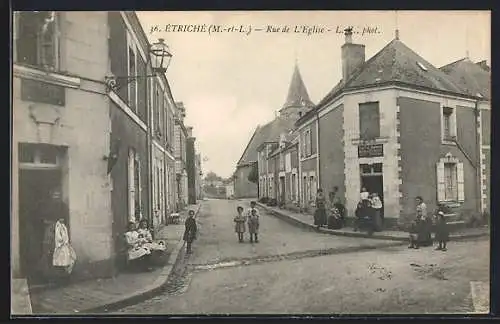 AK Étriché, Rue de l`Église avec des enfants jouant dans la rue