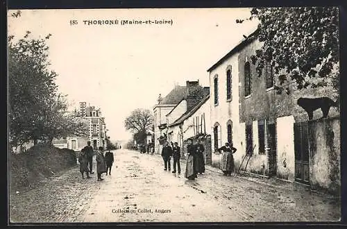 AK Thorigné, Scène de rue animée avec habitants devant des maisons