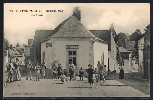 AK Durtal, Grande-Rue de Gouais avec habitants et enfants jouant devant le débit de tabac