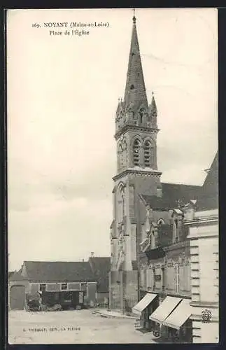 AK Noyant, Place de l`Église et son clocher majestueux