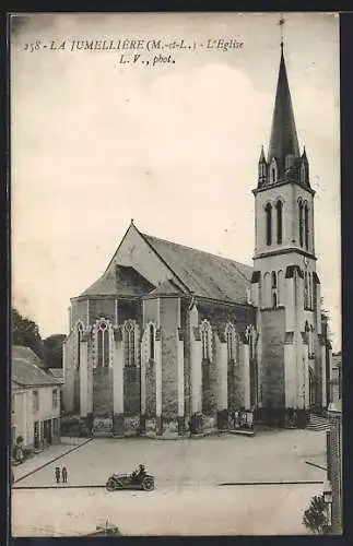 AK La Jumellière, L`Église avec voiture ancienne en avant-plan