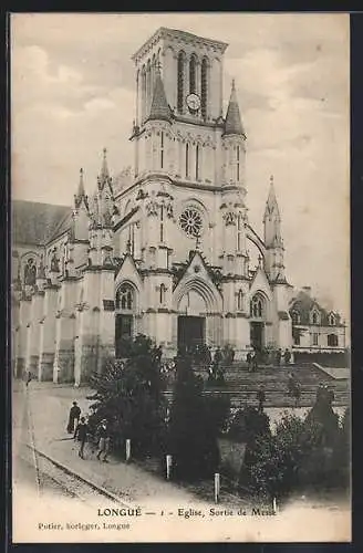 AK Longué, Église, Sortie de Messe