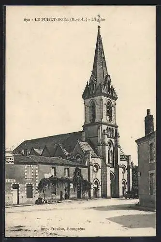 AK Le Puiset-Doré, L`église et la place du village