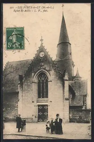 AK Les Ponts-de-Cé, Église St-Aubin avec des personnes devant l`entrée