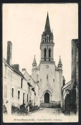 AK Les Ponts-de-Cé, L`Église Saint-Maurille en perspective de la rue principale