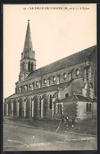 AK La Salle-de-Vihiers, L`Église avec son clocher majestueux