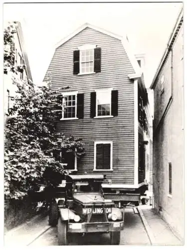 Fotografie AP Pressedienst, Ansicht Massachusetts / USA, Lastwagen - Sattelschlepper transportiert ein ganzes Wohnhaus