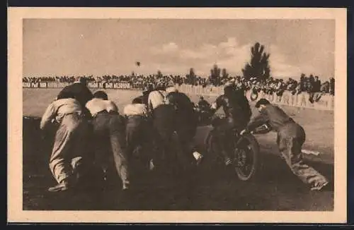 AK Pardubice, Männer halten Motorräder beim Start