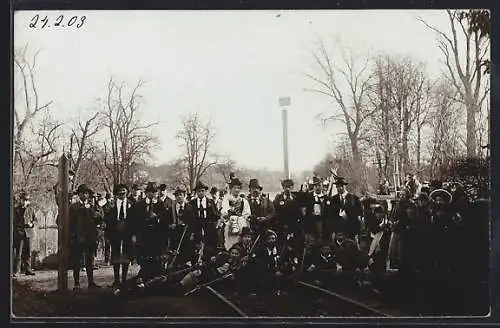 Foto-AK Aschach, Mann und Frauen in Tracht zum Schützenfest 1903