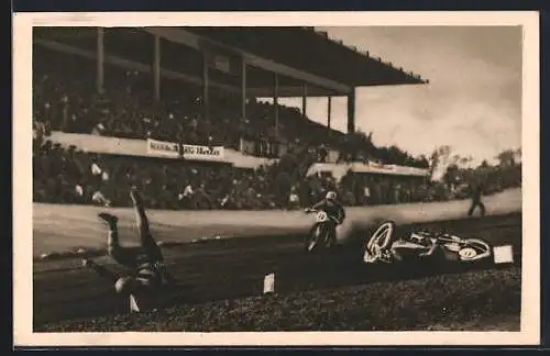 AK Motorradrennen in Pardubice 1937 - Dramatischer Sturz vor Publikum