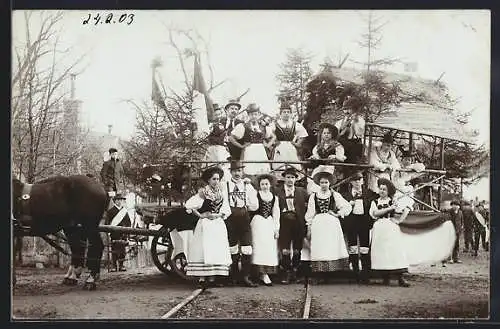 Foto-AK Aschach, Männer und Frauen in Tracht an einem Umzugswagen, 1903