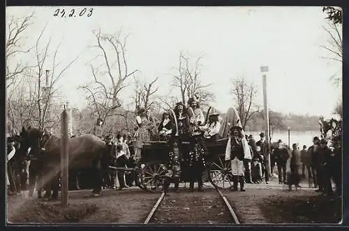 Foto-AK Aschach, Umzugswagen mit verkleideten Menschen, 1903