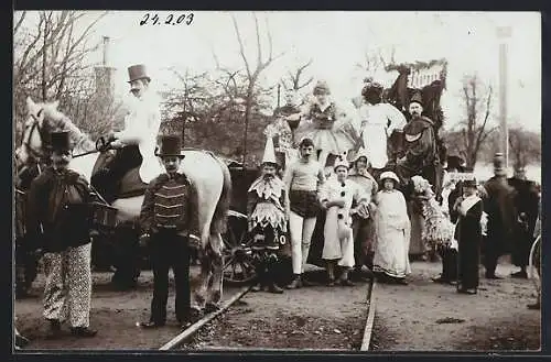 Foto-AK Aschach, Verkleidete Menschen und ein Umzugswagen auf den Bahngleisen 1903