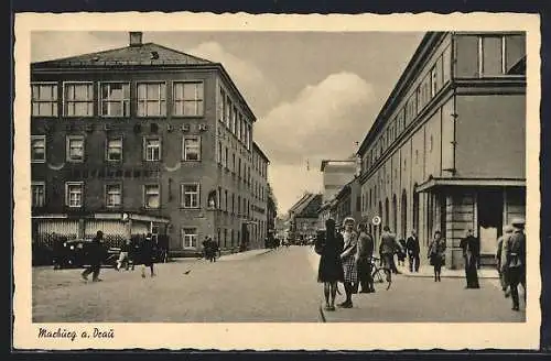 AK Marburg /Dr., Blick durch eine Strasse in der Innenstadt