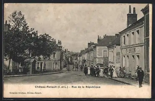 AK Chateau-Renault, Rue de la République, Flaneure auf der Strasse