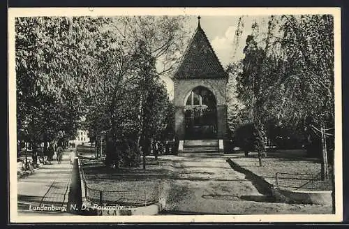 AK Lundenburg, Rochuskapelle mit Spaziergängern