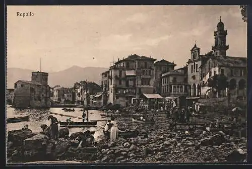 AK Rapallo, Ortspartie mit Blick zur Kirche, Boote