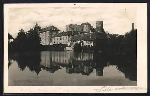 AK Neuhaus / Jindrichuv Hradec, Zamek, Blick übers Wasser zum Schloss