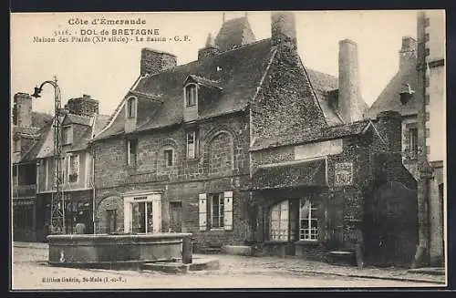 AK Dol-de-Bretagne, Maison des Plaids (XIIe siècle) et le Bassin