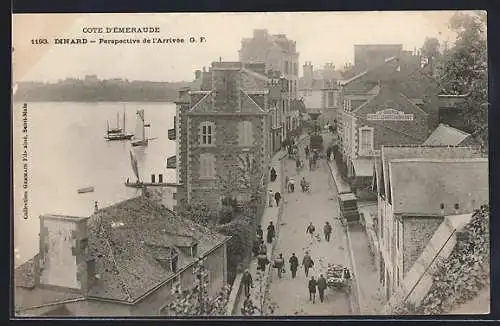 AK Dinard, Perspective de l`Arrivée, vue sur la rue animée et le port