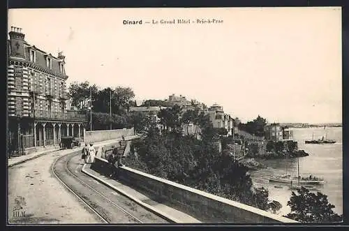 AK Dinard, Le Grand Hôtel, Brise-Prau et vue sur la côte avec bateaux