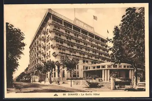 AK Dinard, Le Gallic Hôtel majestueux sur l`avenue arborée