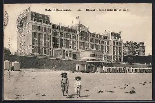 AK Dinard, Grand Hôtel Royal sur la Côte d`Émeraude avec enfants sur la plage